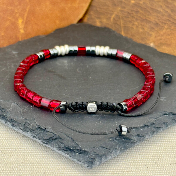 Miyuki küp boncuklu hematit bileklik modelleri siyah kırmızı renklerinde. Asansörlü kapama ile ayarlanabilir.