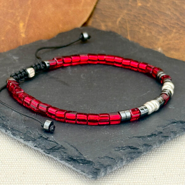Miyuki küp boncuklu hematit bileklik modelleri siyah kırmızı renklerinde. Asansörlü kapama ile ayarlanabilir.