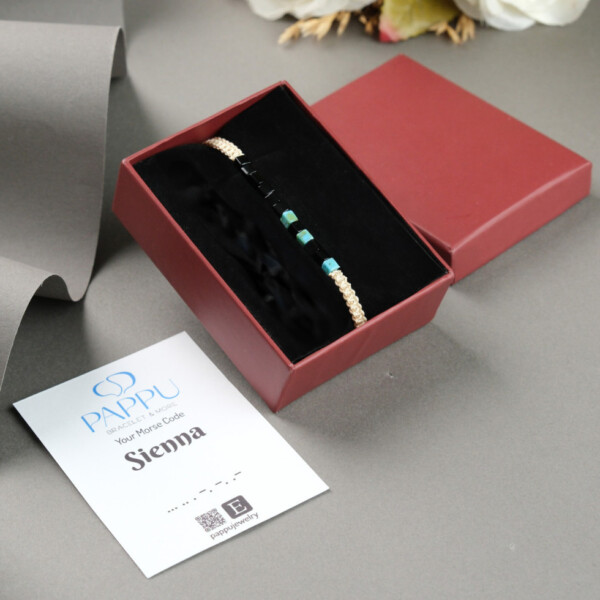 Kişiye özel miyuki boncuklu mors alfabesi bileklik krem renkli makrome örgü